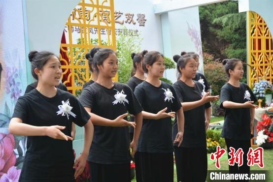 年轻学子们再唱豫剧《穆桂英挂帅》经典选段送别马金凤。　刘悦 摄