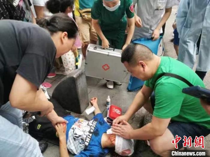 重庆:10岁男孩流血倒地路过医师紧急时刻伸援手