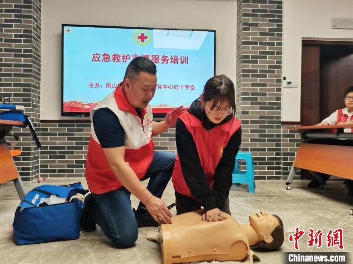 图为孟斌开展应急救护培训。 重庆市红十字会供图 图为孟斌开展应急救护培训。 重庆市红十字会供图
