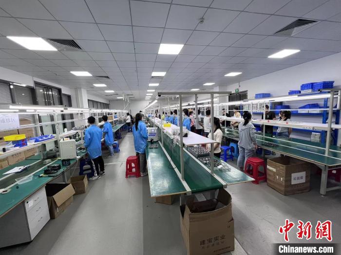 警方抓获涉嫌非法经营的犯罪嫌疑人申某、高某、王某等20余人，查获生产线2条。　上海市公安局宝山分局供图