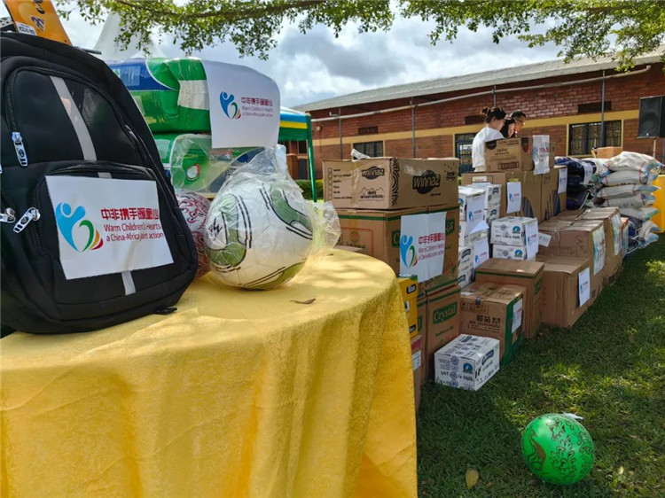 援卢旺达中国医疗队参加“中非携手暖童心”关爱孤儿健康活动。援卢旺达医疗队供图 援卢旺达中国医疗队参加“中非携手暖童心”关爱孤儿健康活动。援卢旺达医疗队供图