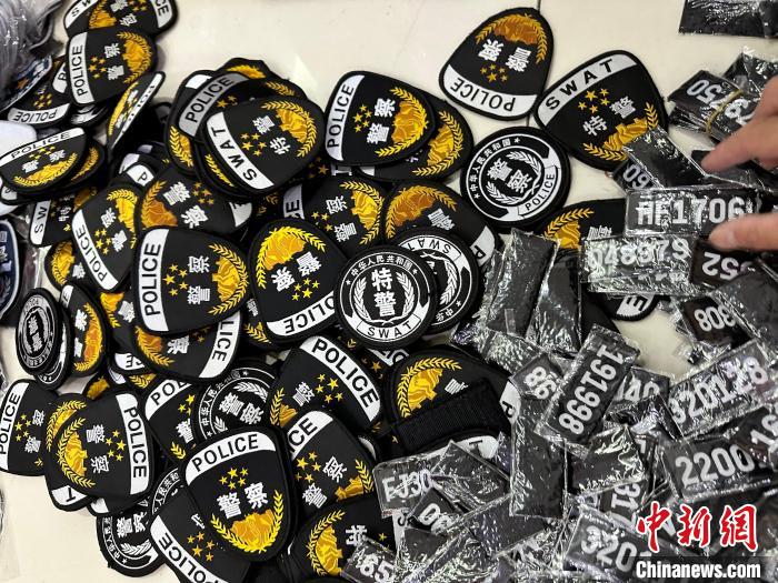 上海铁路警方破获特大非法买卖警用装备案 上海铁路警方供图 上海铁路警方破获特大非法买卖警用装备案 上海铁路警方供图