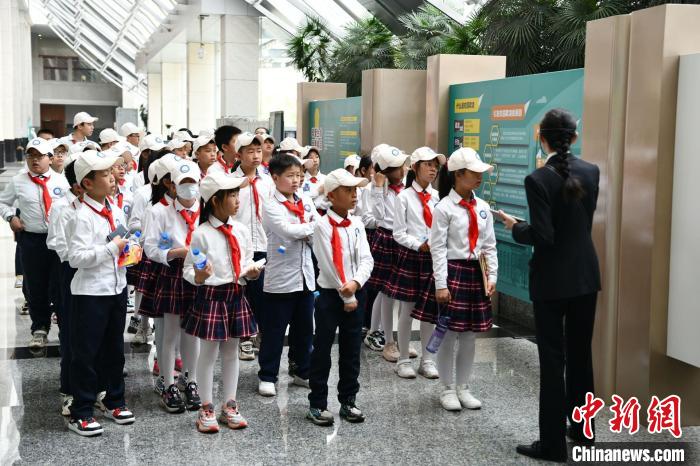 图为小学生“打卡”云南高院青少年法治教育基地,现场体验法文化。 杨曌 摄 图为小学生“打卡”云南高院青少年法治教育基地,现场体验法文化。 杨曌 摄