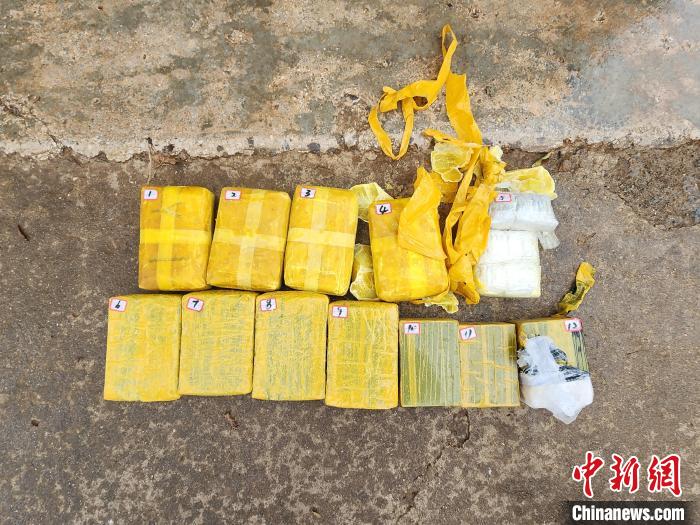 云南临沧警方货车空气滤芯器内缴毒10.7公斤