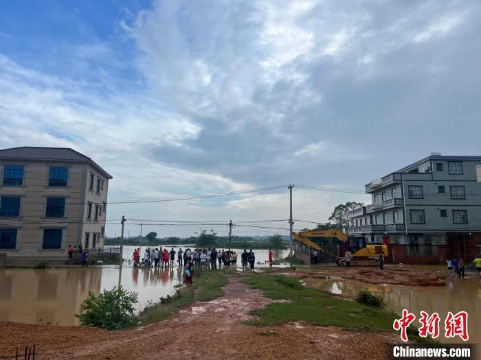 图为当地正设法排涝。 陈祥全 摄 图为当地正设法排涝。 陈祥全 摄