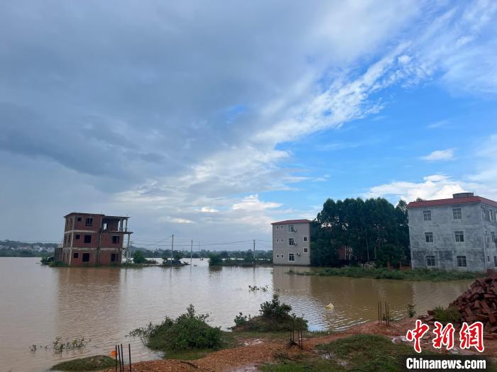 图为部分区域仍遭积水围困。 陈祥全 摄 图为部分区域仍遭积水围困。 陈祥全 摄