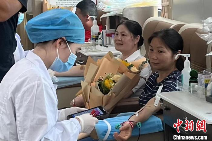 民众参与献血。 邱祥琪 摄 民众参与献血。 邱祥琪 摄