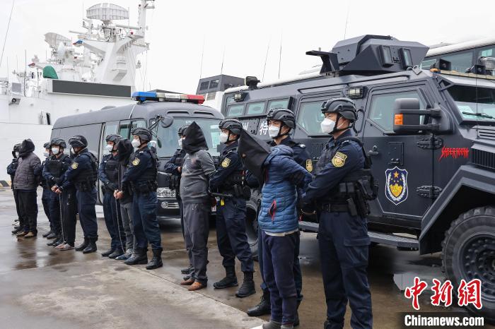 广东警方破获“2022-363”特大海上跨国走私毒品案,图为抓获犯罪嫌疑人。 广东省公安厅 供图 广东警方破获“2022-363”特大海上跨国走私毒品案,图为抓获犯罪嫌疑人。 广东省公安厅 供图