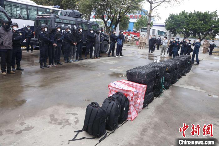 广东警方破获“2022-363”特大海上跨国走私毒品案,图为抓获犯罪嫌疑人。 广东省公安厅 供图 广东警方破获“2022-363”特大海上跨国走私毒品案,图为抓获犯罪嫌疑人。 广东省公安厅 供图