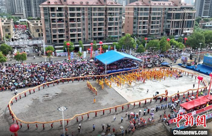 湖南东安举办“龙舟村超”冠军奖励黄牛一头