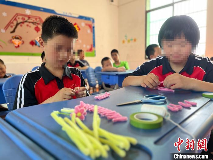 孩子们在制作手工艺品。　桃江特殊教育学校 供图