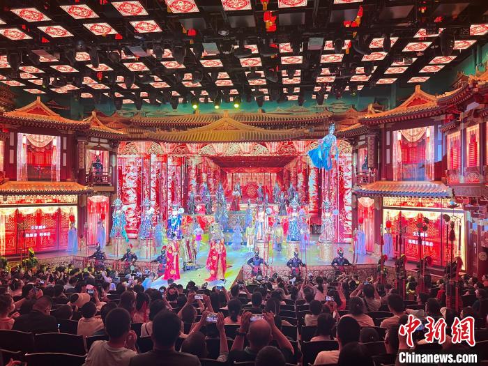 6月29日,西安大唐芙蓉园内游客正在观看表演。 李一璠 摄 6月29日,西安大唐芙蓉园内游客正在观看表演。 李一璠 摄