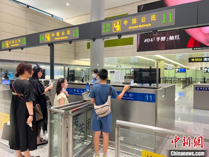 虹桥机场迎暑期首波出境客流高峰