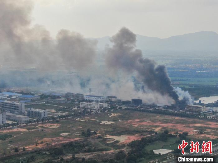 直击江西一化工企业火灾现场:浓烟渐消善后处置工作进行中