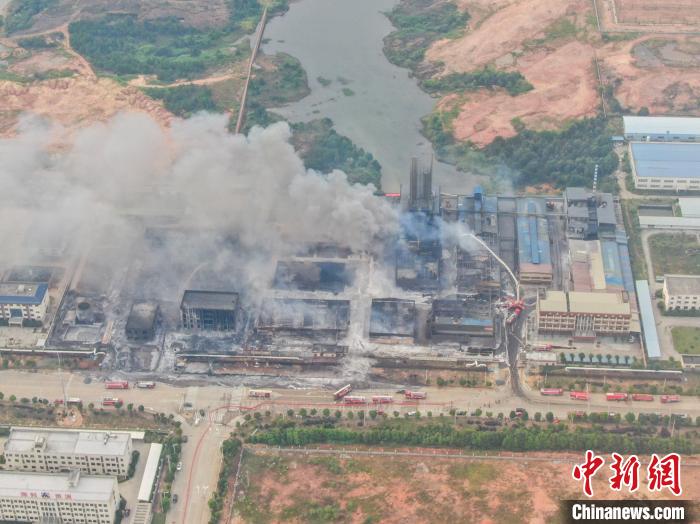 图为航拍火灾现场,救援人员仍在开展后续作业工作。 刘力鑫 摄 图为航拍火灾现场,救援人员仍在开展后续作业工作。 刘力鑫 摄