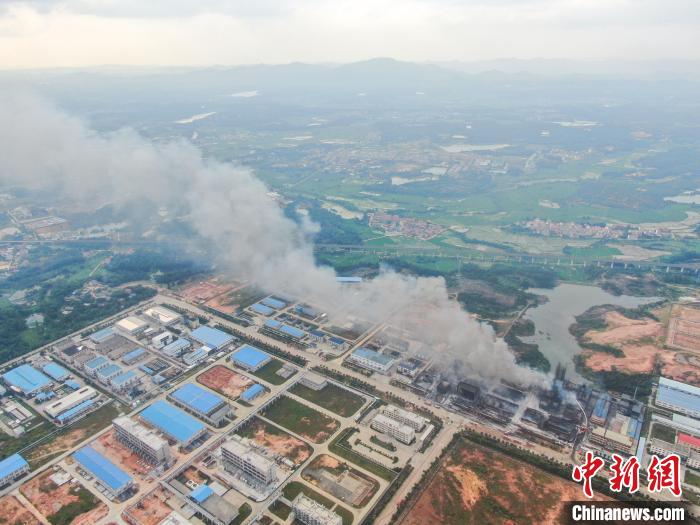 图为航拍火灾现场,救援人员仍在开展后续作业工作。 刘力鑫 摄 图为航拍火灾现场,救援人员仍在开展后续作业工作。 刘力鑫 摄