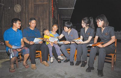 “法治屋场会”上,法院党员志愿服务队在给种植户普及法律知识。