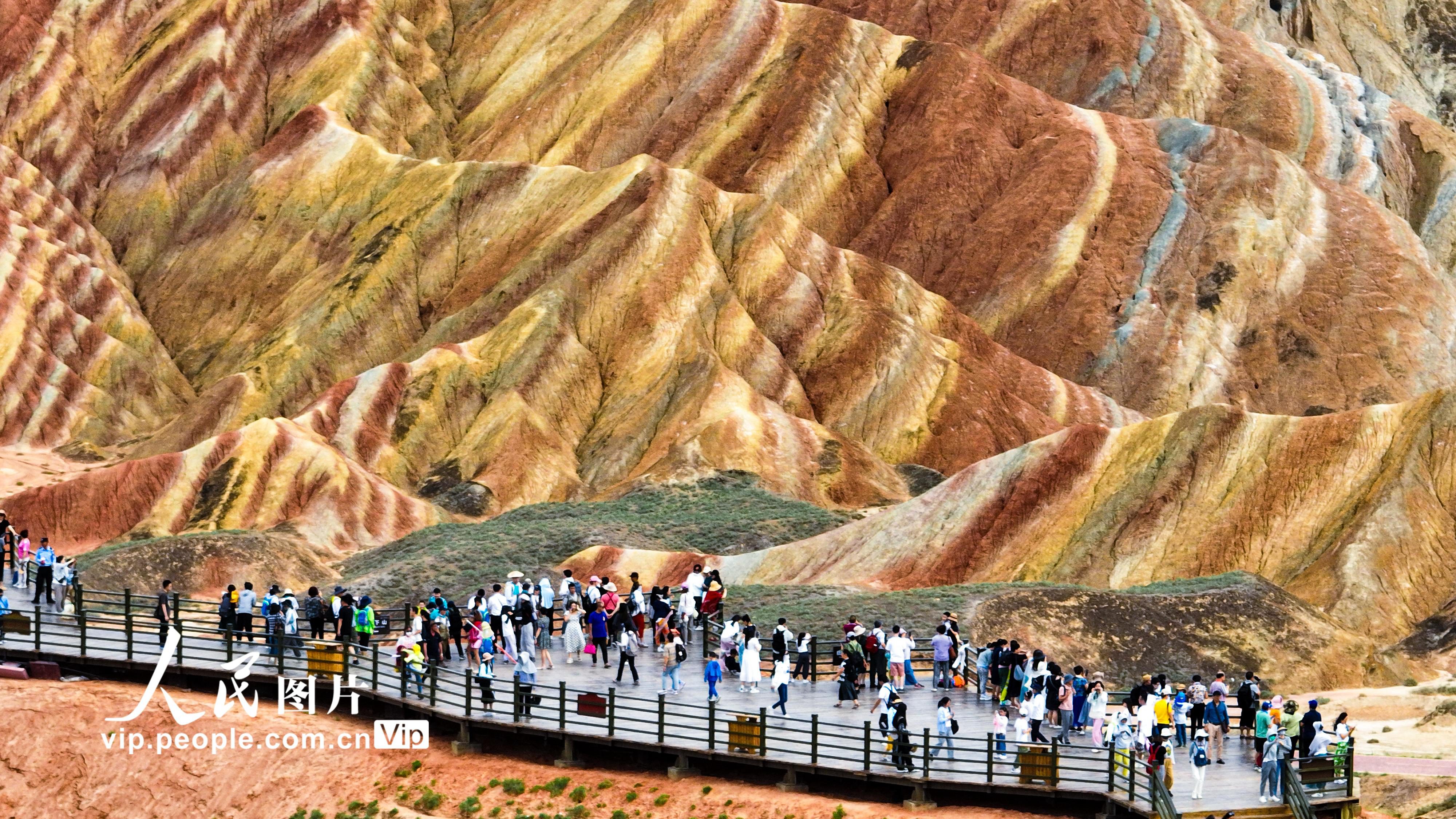 2023年7月19日，甘肃张掖七彩丹霞旅游景区内游人如织，全国各地游客前来欣赏独特的丹霞地貌，领略西北壮美景色。