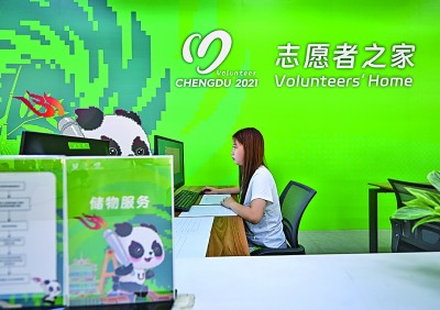 7月15日，在大运村志愿者之家，一位志愿者正在工作。新华社记者 王曦摄