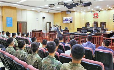 2023年5月,同安区法院组织驻地部队官兵观摩庭审,图为法官讲解诉讼流程和案件焦点。洪晓君 摄