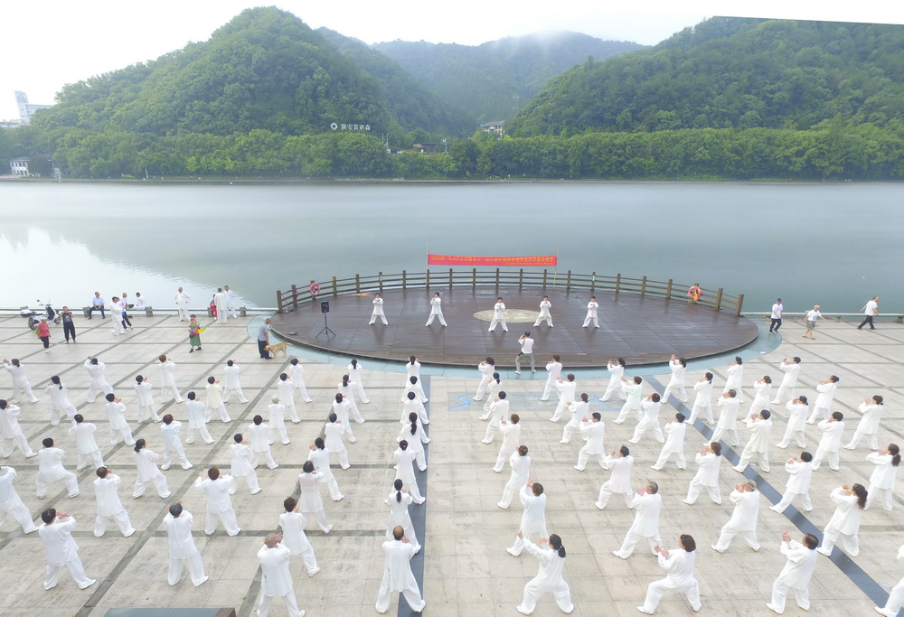 8月8日，在浙江省建德市新安江畔的江滨公园，市民在练习太极拳（无人机照片） 。新华社发（宁文武摄）