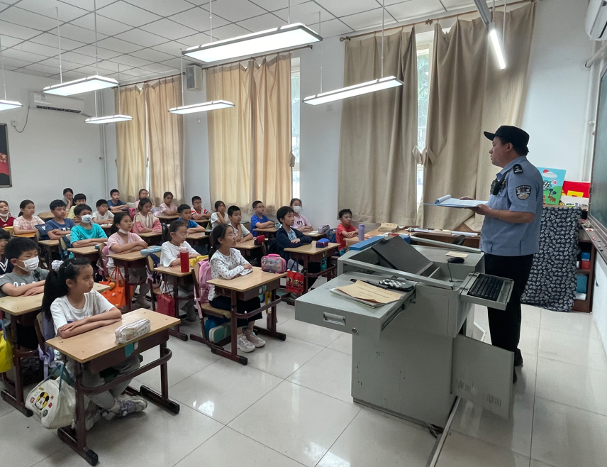 赵超刚在呼家楼中心小学为学生们讲法治课。受访者供图