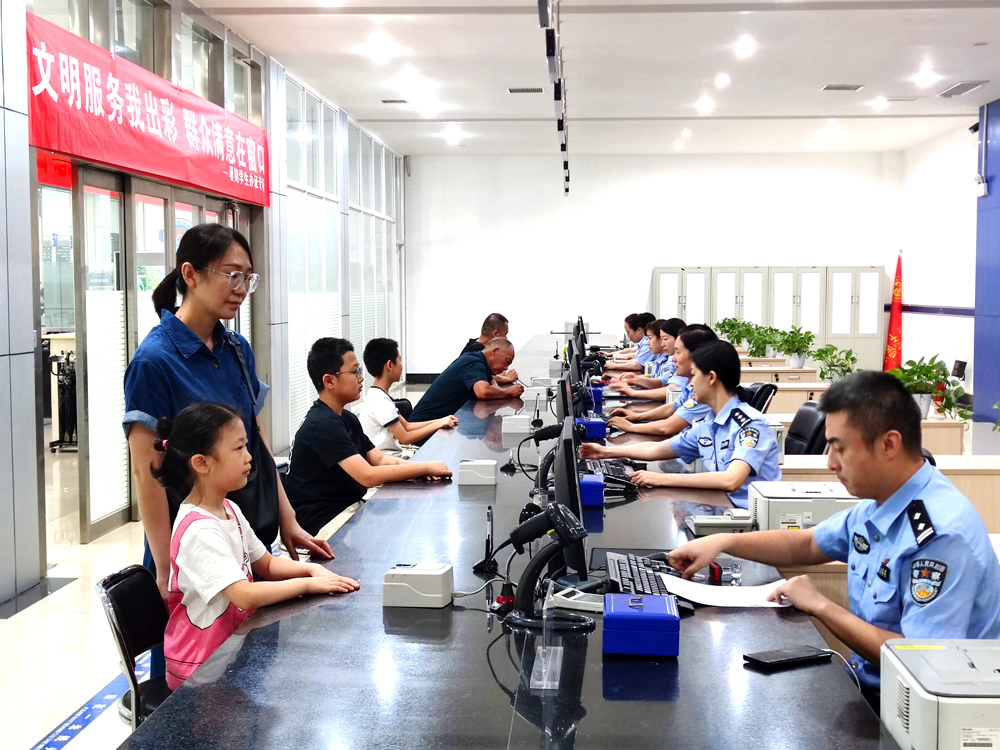 7月18日，洛阳市公安局出入境管理窗口移民管理警察为暑期学生办证提供专场服务。董延琦摄