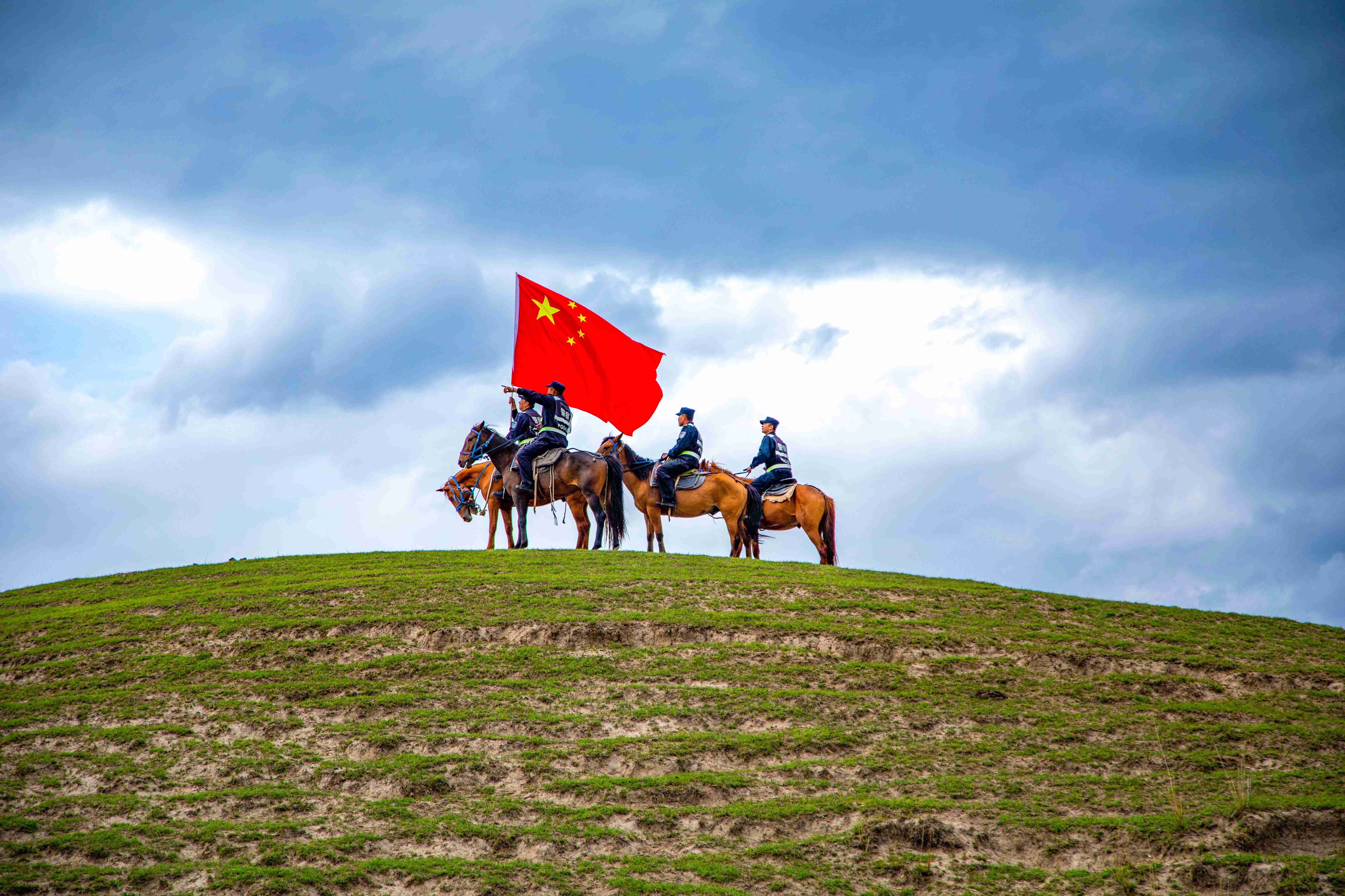 9月11日，民警、辅警到达巡逻预定地点后，对边境前沿进行查看。新疆出入境边防检查总站伊犁边境管理支队供图