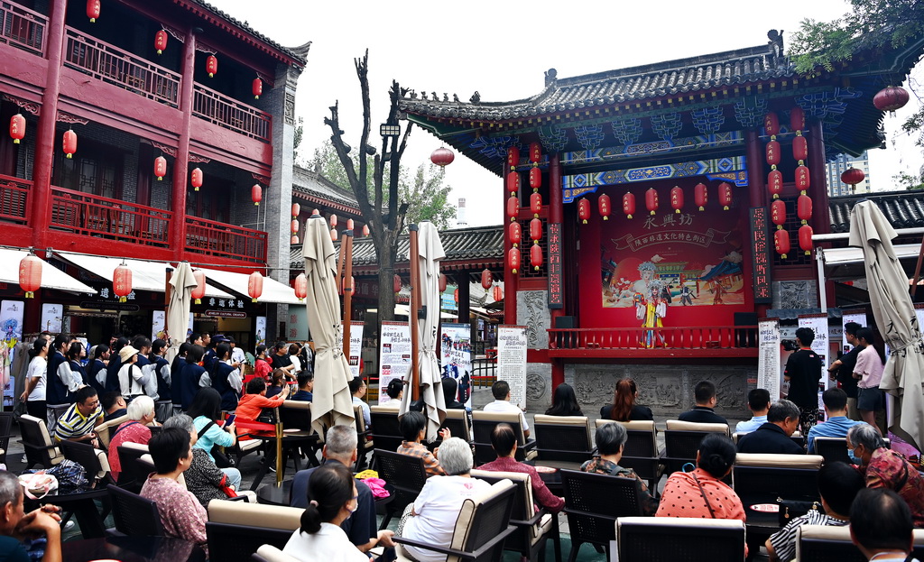 9月12日，西安市新城区“遇见城墙·非遗韵”非遗集市上，观众在欣赏秦腔表演。