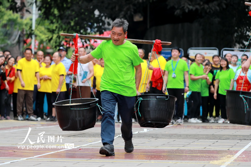 9月27日，四川省泸州市纳溪区打古镇参加农民运动会的运动员在举行挑担子比赛。