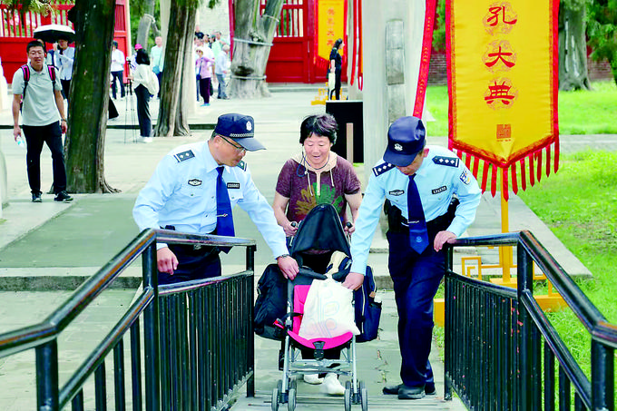 三孔派出所民警贴心帮助游客。胡勇摄