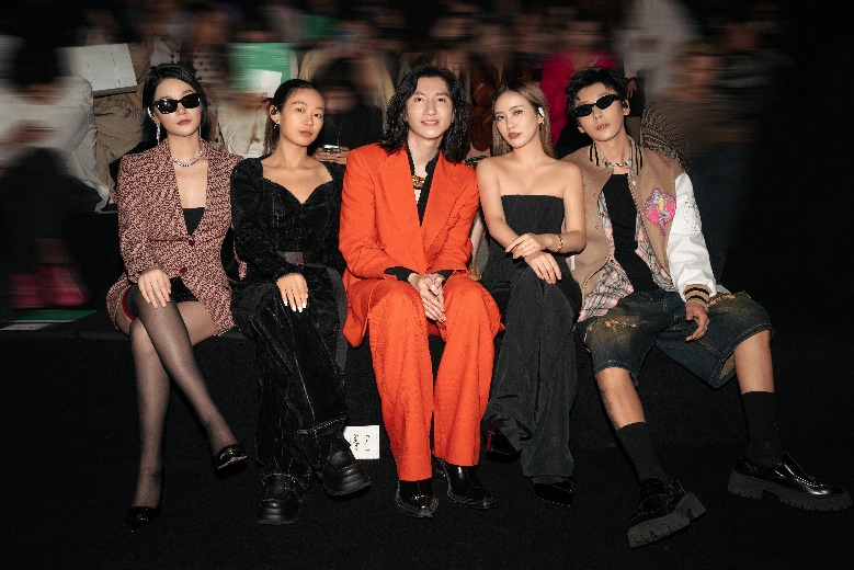 人们站在一起合影的一群人 描述已自动生成