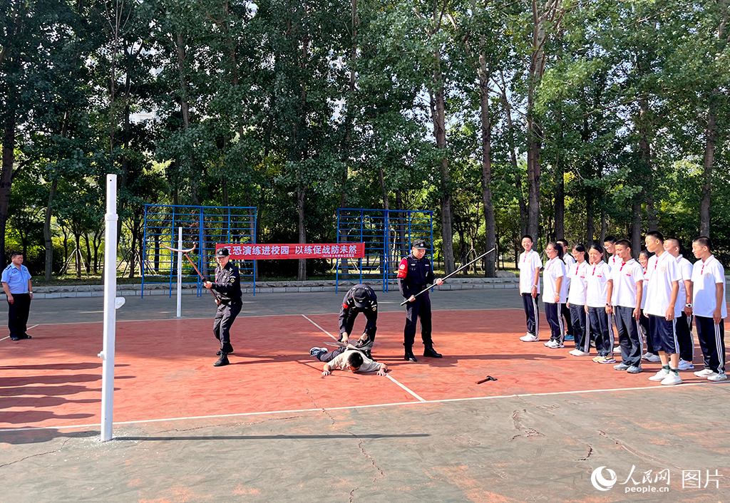 宣传民警向师生讲解禁毒、反诈、反恐、防溺水、交通安全知识。