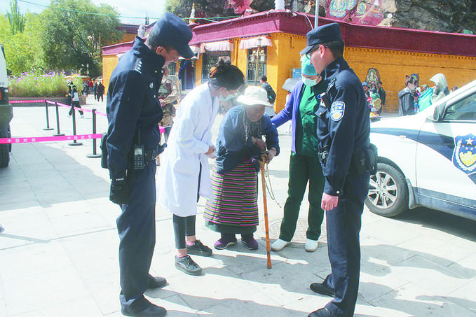 10月1日，拉萨市公安局城关分局广场派出所宗角禄康公园便民警务站民警帮助群众就医。（拉萨市公安局供图）