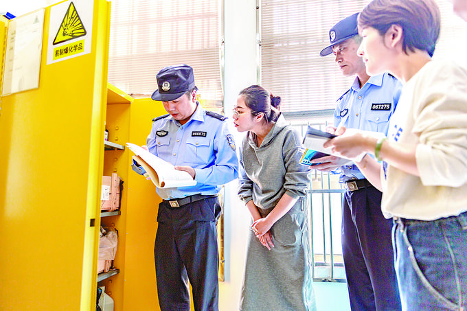 图为民警对易制爆化学品进行台账核查。顾浩祯摄