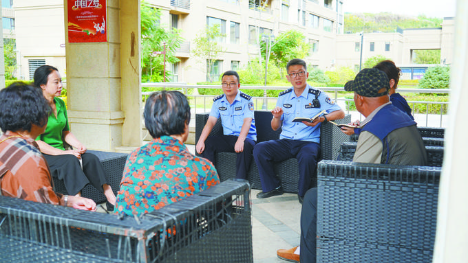 建华派出所民警走访群众，收集意见建议。（资料照片）郗镭迪摄