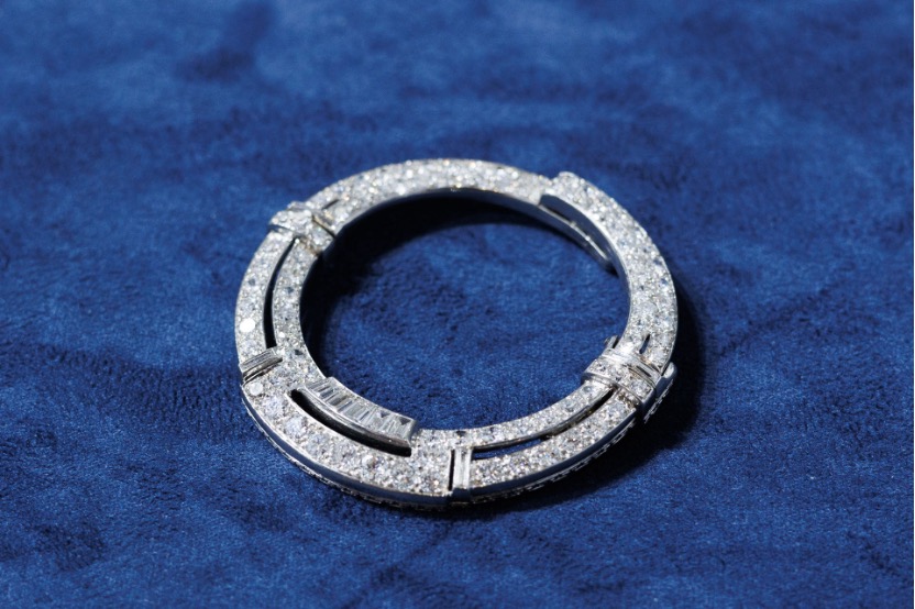 3.古董珠宝品牌LUEUR现场铂金珠宝展品  梵克雅宝（Van Cleef & Arpels）铂金钻石胸针