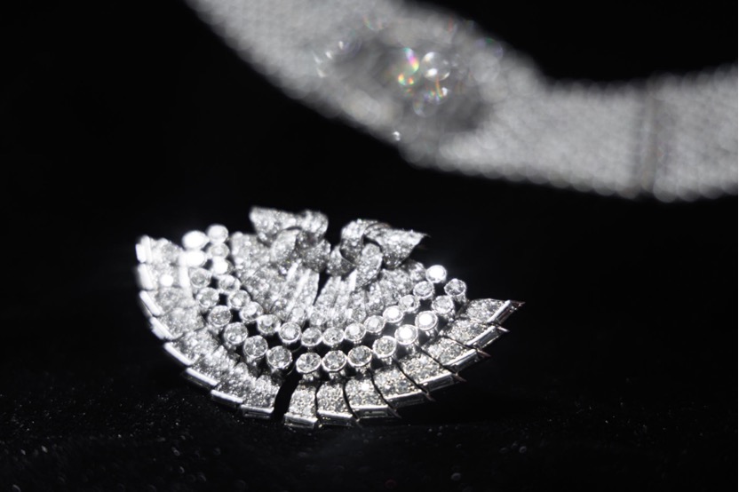 6.古董珠宝品牌LUEUR现场铂金珠宝展品  梵克雅宝（Van Cleef & Arpels）铂金钻石双拼胸针