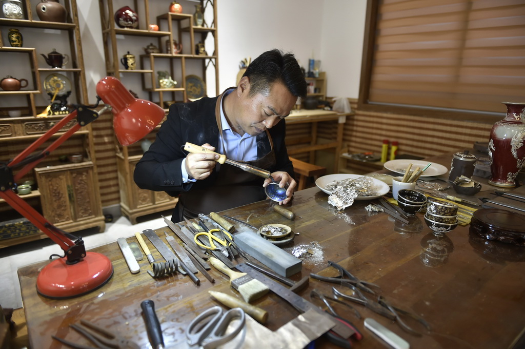 11月9日，李冰在自己的工作室里制作金镶玉作品。