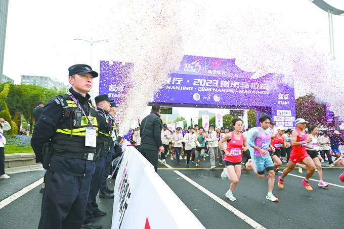图为民警在比赛起点执勤。国 武 摄